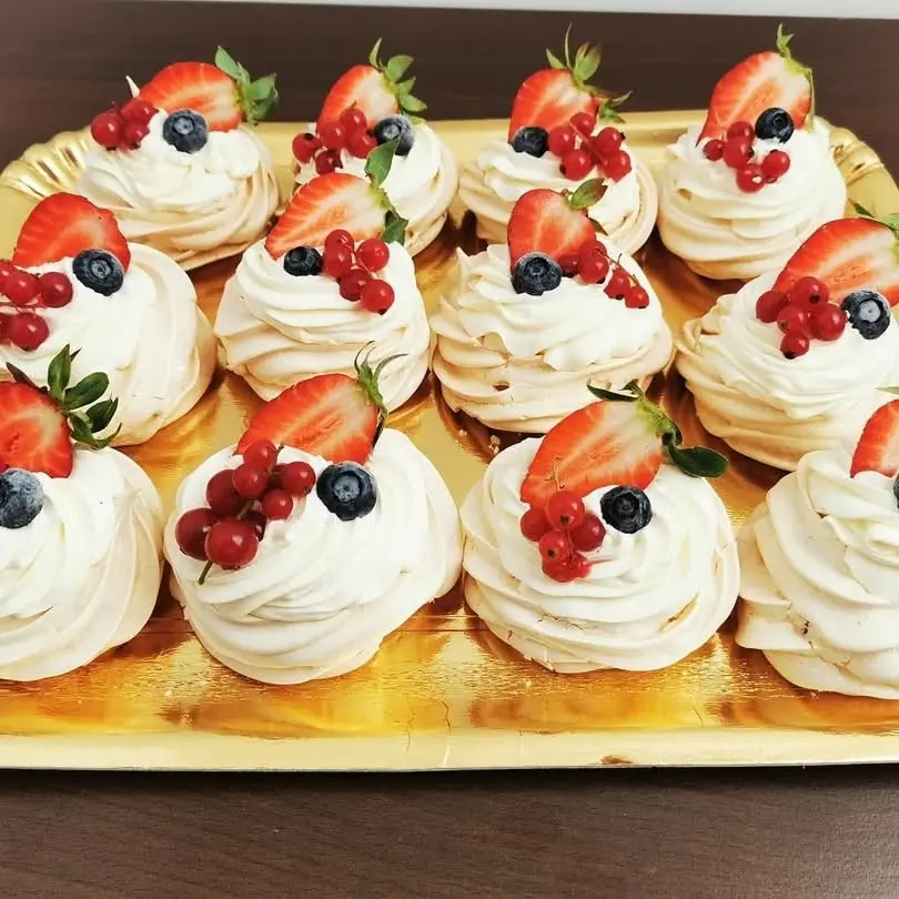 Mini Pavlova cu fructe